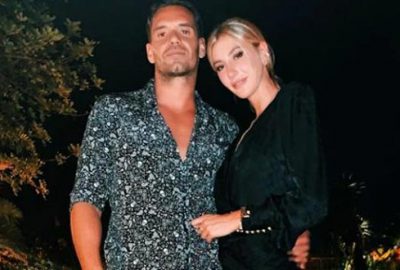 Bayrağının üstünde sevgilisiyle verdiği poz sosyal medyayı salladı!