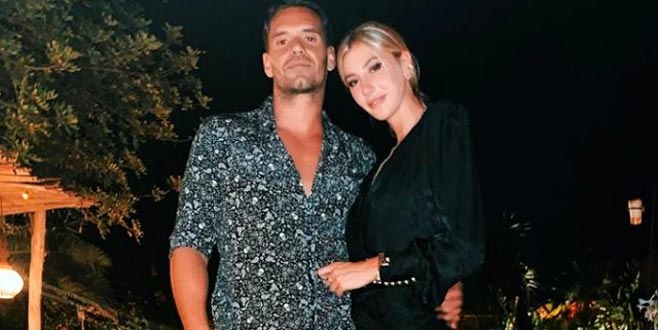 Bayrağının üstünde sevgilisiyle verdiği poz sosyal medyayı salladı!