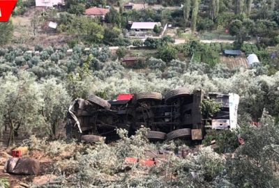 100 tonluk vinç zeytinliğe yuvarlandı