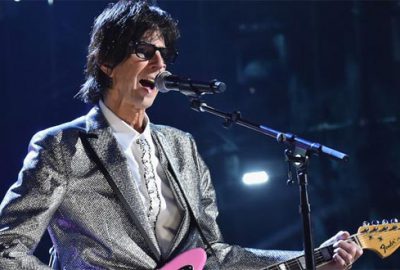 Dünyaca ünlü şarkıcı hayatını kaybetti!