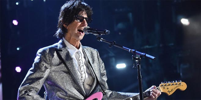 Dünyaca ünlü şarkıcı hayatını kaybetti! Dünyaca ünlü şarkıcı hayatını kaybetti!