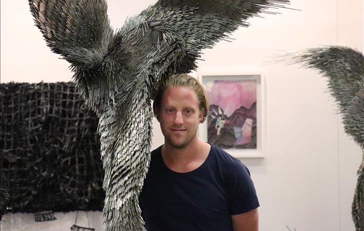 Her bir heykel için 4 bin metre uzunluğunda metal çubuk kullandı Contemporary Istanbul'a ilk kez katılan Güney Afrikalı heykel sanatçısı Jake
