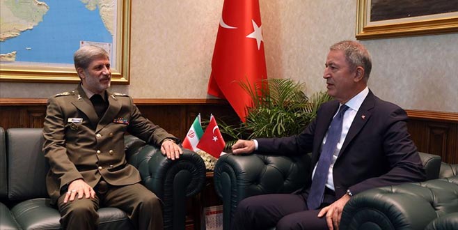 Bakan Akar İran Savunma Bakanı ile görüştü