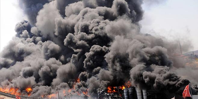 Fabrika alev alev! Büyük yangında patlama