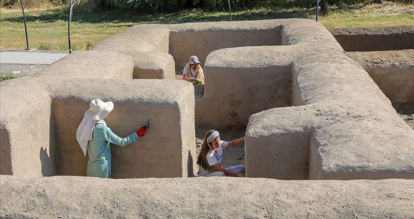 ‘Urartu aristokratları’nın yaşadığı yapılar ayağa kaldırıldı Van Kalesi'nin kuzeyindeki höyükte yürütülen kazı çalışmalarında ortaya çıkarılan ve