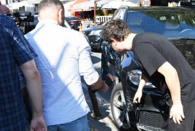 İbrahim Büyükak eşini beklerken duvara çarptı!