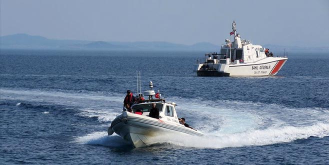 39 düzensiz göçmen batan bottan kurtarıldı 39 düzensiz göçmen batan bottan kurtarıldı