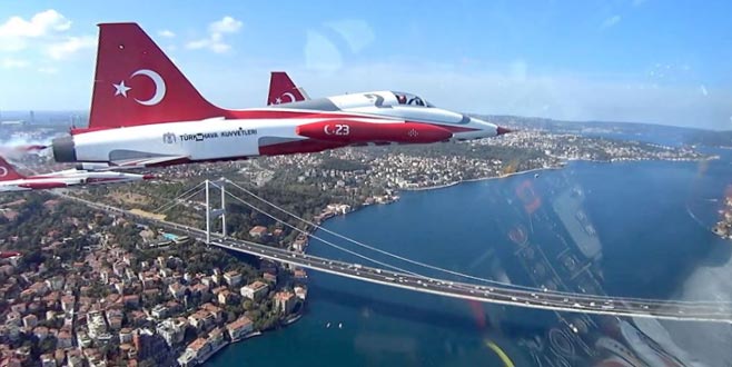 Türk Yıldızları’nın İstanbul’u selamlamasına ‘kokpit içi’ bakış