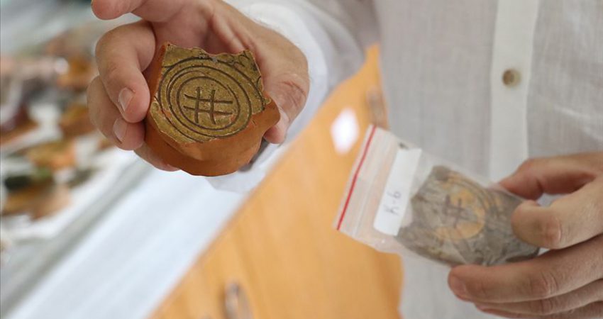Çobankale’de tarih gün yüzüne çıkarılıyor Doç. Dr. Seçkin, Çobankale kazısında çok sayıda seramik parçası bulunduğunu