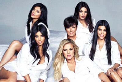 Kızlarını gölgede bıraktı! 64’lük anne siyah bikinili pozuyla büyüledi