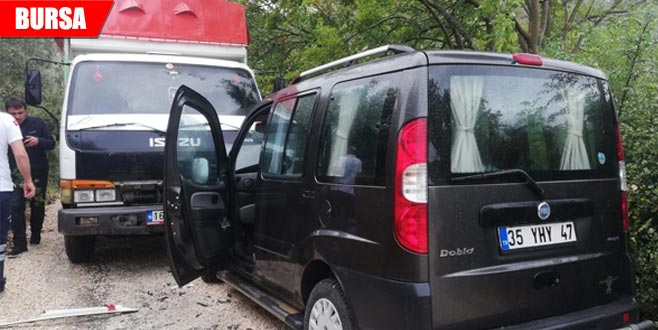 Ticari araç ile kamyon çarpıştı: 6 yaralı