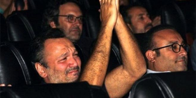 Ali Sunal gözyaşlarına hakim olamadı! Ali Sunal gözyaşlarına hakim olamadı!