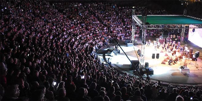 Bursalı usta sanatçı şarkılarla anıldı Bursalı usta sanatçı şarkılarla anıldı