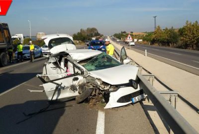 Otomobil kamyona çarptı: 1 ölü, 1 yaralı