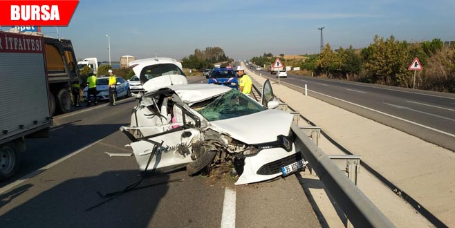 Otomobil kamyona çarptı: 1 ölü, 1 yaralı Otomobil kamyona çarptı: 1 ölü, 1 yaralı