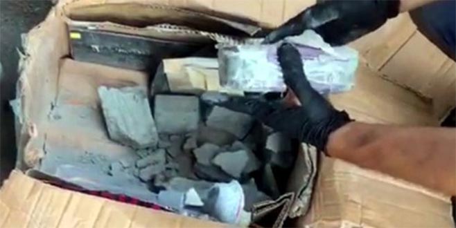 Kargo şirketinde paketleri açan polis gözlerine inanamadı
