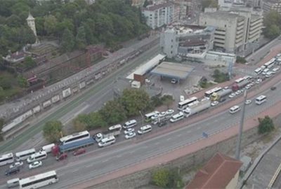 TIR kazası E-5 İstanbul yönünü kilitledi