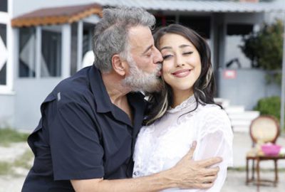 Kızını evlendirdi!