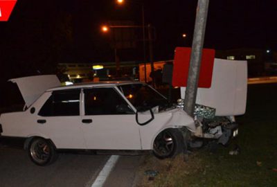 Otomobil direğe çarptı: 2 yaralı