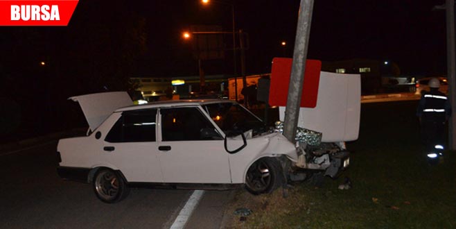 Otomobil direğe çarptı: 2 yaralı