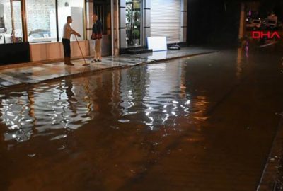 İzmir’i sağanak vurdu
