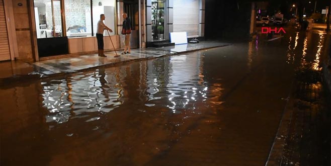 İzmir’i sağanak vurdu
