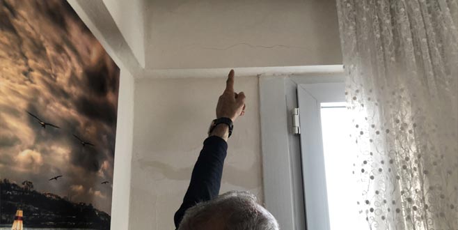 Deprem sonrası oluşan çatlaklar korkuttu Deprem sonrası oluşan çatlaklar korkuttu