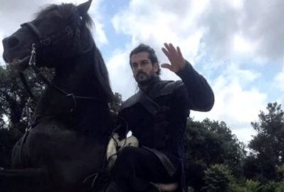 Aranan kan bulundu! Yakışıklı oyuncuya sürpriz partner