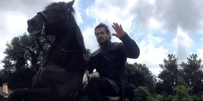 Aranan kan bulundu! Yakışıklı oyuncuya sürpriz partner