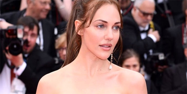 Uçakta korku dolu anlar! Güzel oyuncu aniden fenalaştı