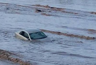 Turizm ilçesini sağanak vurdu! Otomobil denize sürüklendi