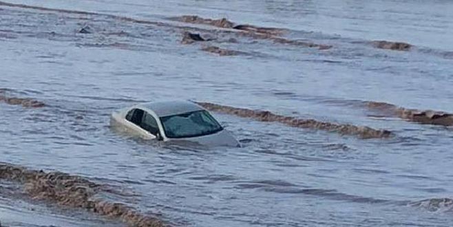 Turizm ilçesini sağanak vurdu! Otomobil denize sürüklendi