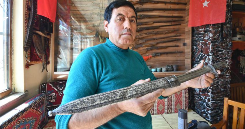 Biriktirdiği antikalarla iş yerini ‘kültür evi’ne dönüştürdü Kars'ın Sarıkamış ilçesinde yaşayan Rasim Kaya'nın asırlık kılıç, silah, mezar