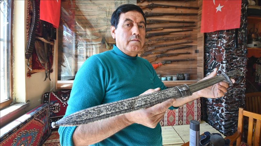 Biriktirdiği antikalarla iş yerini ‘kültür evi’ne dönüştürdü