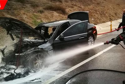 Seyir halindeki lüks araç küle döndü