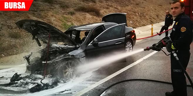 Seyir halindeki lüks araç küle döndü