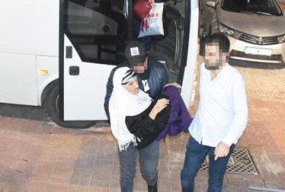 Türk Polisi’nden insanlık dersi! Kucağında taşıdı…