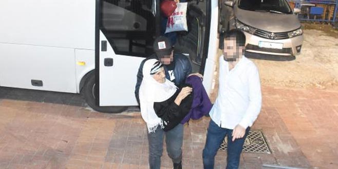 Türk Polisi’nden insanlık dersi! Kucağında taşıdı…