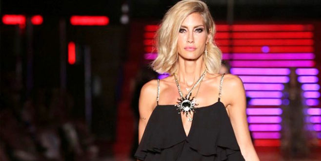 Korktuğu başına geldi! Kırbaçla defileye çıkan Çağla fena frikik verdi