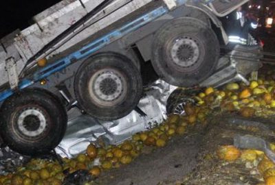 TIR’ın altında ezilen otomobildeki çift öldü