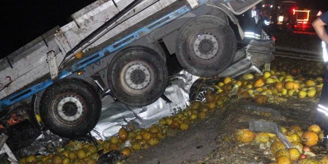 TIR’ın altında ezilen otomobildeki çift öldü TIR’ın altında ezilen otomobildeki çift öldü