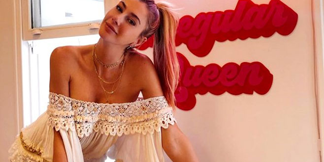 Şeyma, otelin balkonunda bornozuyla yarı çıplak poz verdi