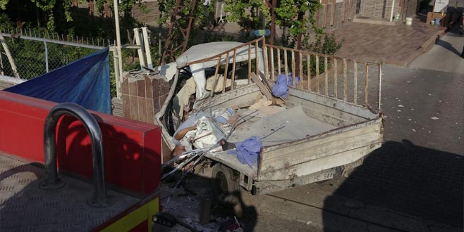 Kamyonet duvara çarptı: 3 ölü, 1 yaralı Kamyonet duvara çarptı: 3 ölü, 1 yaralı