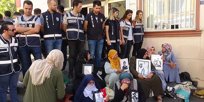 Annelerin HDP önündeki evlat nöbeti 25. gününde