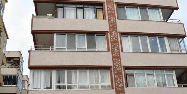 Tartıştığı eşini boğazından bıçaklayarak öldürdü