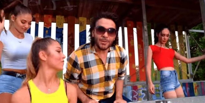 İsmail YK, yeni şarkısının ismiyle sosyal medyada tepki çekti! İsmail YK, yeni şarkısının ismiyle sosyal medyada tepki çekti!