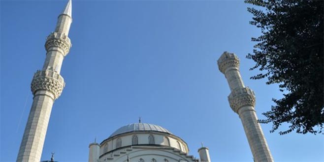 Depremde minaresi yıkılan cami mühürlendi