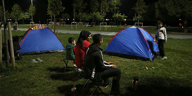 İkinci geceyi de dışarıda geçirdiler İkinci geceyi de dışarıda geçirdiler