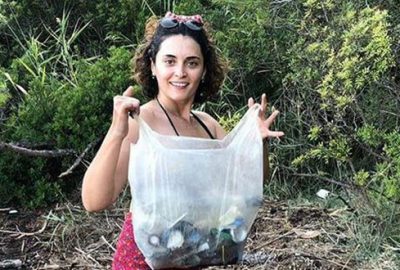 Sahilde çöp topladı