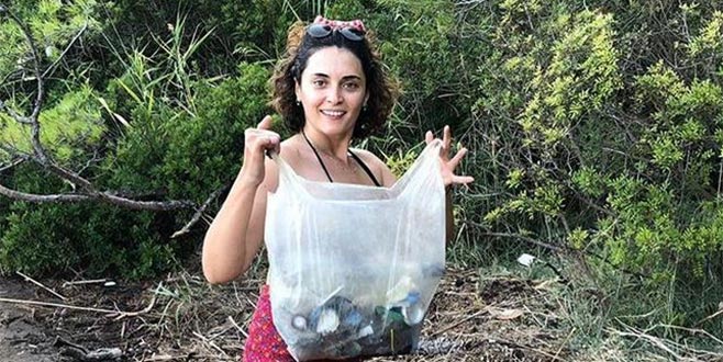 Sahilde çöp topladı